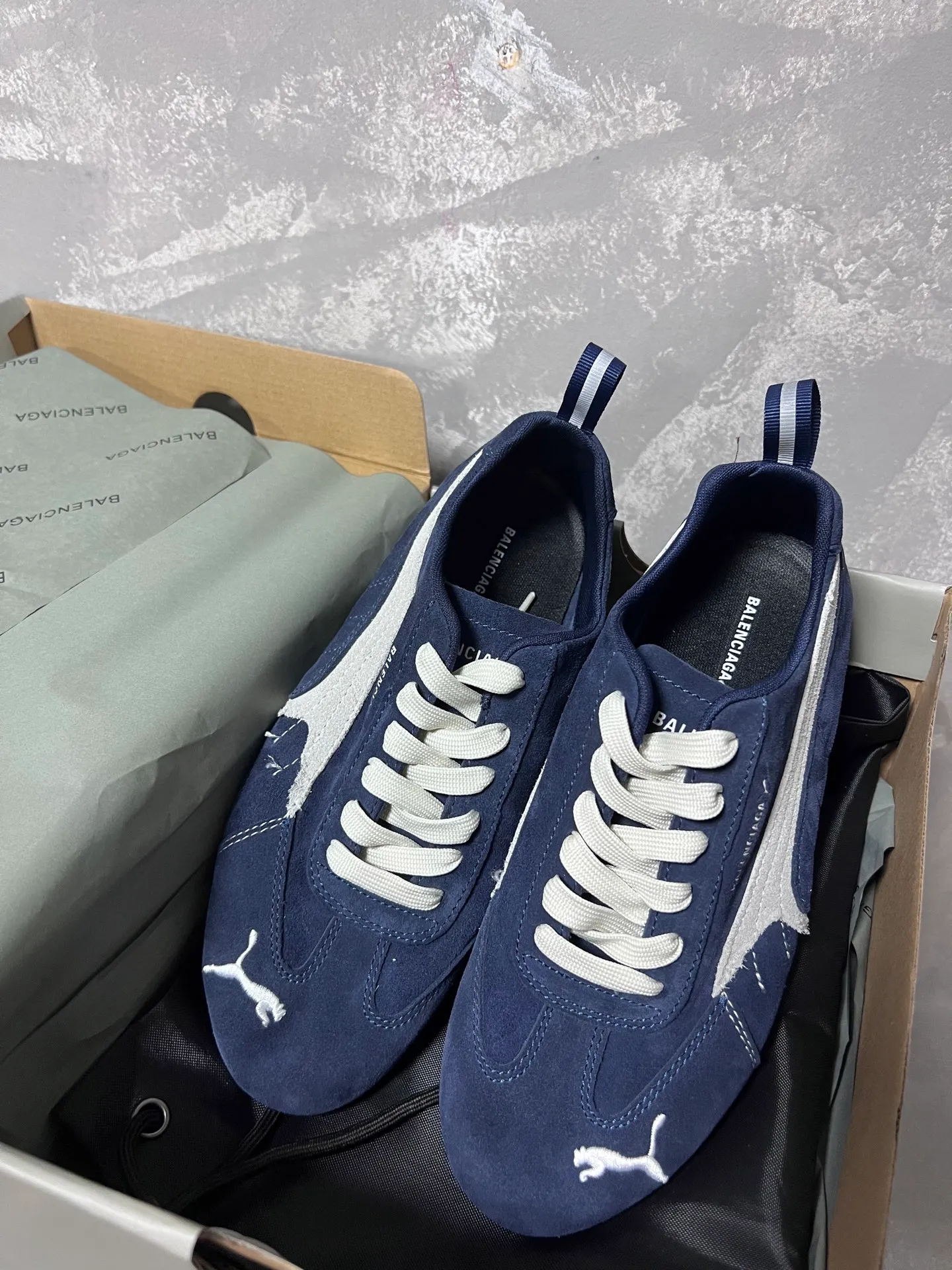 👟👟Ex-factory price 480👟👟 PUMA co-branded Balenciaga: Who knows! This pair of distressed and war-damaged Speedcats are so good-looking. The thin-soled sneakers have been upgraded to 2.0, which destroys the aesthetics of the street. More than half of the classic PUMA stripes on the side of the shoes have been "violently torn". The distressed treatment has a sense of ruined art, and it becomes the focus of the street in seconds! Hot stamping double logo + gold foil size mark on the heel, the details give a high-end feel Code number: 35-44 (45 customized)